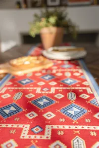 Red geometric jacquard polyester table runner for festive holiday home dining table decor