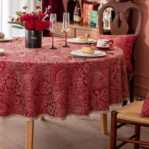 Nappe ronde jacquard de Noël rouge festive en dentelle dorée pour décoration de table à manger.