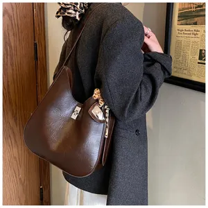 Retro brown PU leather women shoulder hobo bag, stylish daily commuting retro handbag.