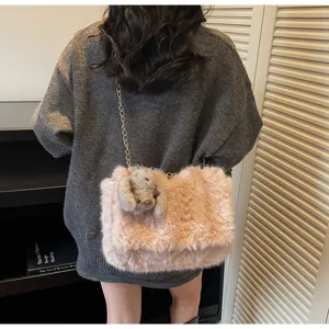 Sac à bandoulière en peluche d'hiver pour femme, sac duveteux mignon avec chaîne et lapin.