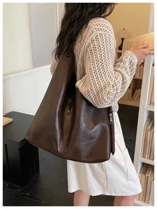 Vintage soft leather large capacity tote bag for women, casual single shoulder commuting hobo bag