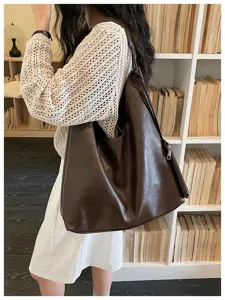 Retro soft leather large capacity tote bag for women, casual daily shoulder hobo bag.