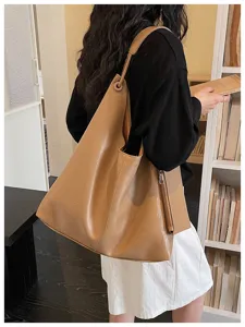 Vintage soft leather large capacity tote bag for women, casual commuter shoulder bag.