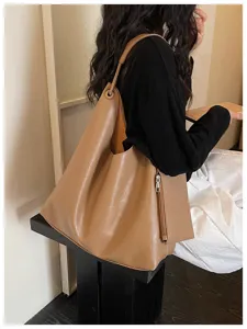 Retro soft leather large capacity tote bag for women, casual underarm commuter shoulder bag.