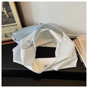 Casual minimalist soft leather tote bag for women, vintage hobo shoulder bag for daily commuting.