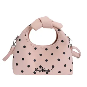 Borsa a mano rosa a pois con manico a nodo, elegante borsa a tracolla da donna oggi.