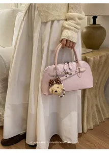 Élégant sac à main coquillage rose pour femmes avec charm d'ours mignon. Design rétro chic.