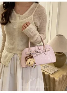 Sac à main dôme rose pour femme, sac bandoulière rétro minimaliste élégant avec pendentif mignon.