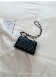 Detail view of the elegant black quilted chain shoulder bag, stylish daily crossbody accessory.