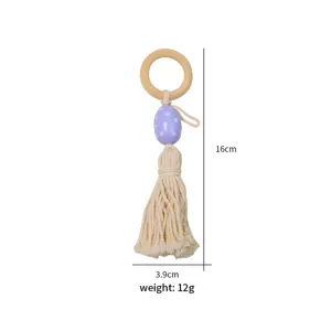 Dettaglio del portatovagliolo artigianale con perle in legno e nappa, altezza 16cm e dimensioni.