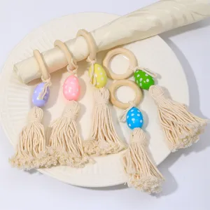 Anelli portatovaglioli in perle di legno rustiche con nappina in cotone, decoro tavola.