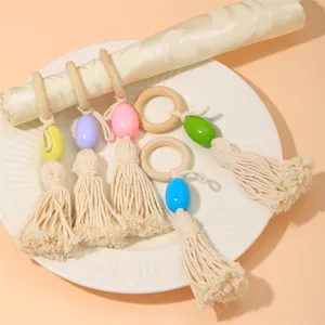 Portatovaglioli fatti a mano in cotone intrecciato con perline di legno colorate e nappe per tavola.
