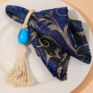 Squisito portatovagliolo con nappa e panno stampato blu, ideale per la tavola rustica.
