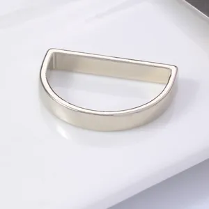 Nahaufnahme der Detailansicht des glatten galvanisierten Metall D-förmigen Serviettenrings.