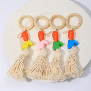 Anelli per tovaglioli in legno fatti a mano con nappe di carota e decorazione rustica.
