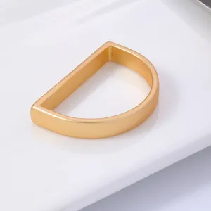 Mattes goldenes Zinklegierung D-förmiges Serviettenring für elegante Tischdekoration.