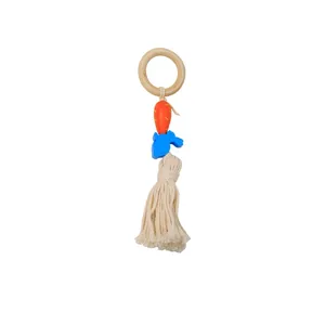 Portatovaglioli intrecciato con anello di legno ciondolo carota e nappa per decorazione