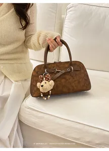 Détail de sac à main coquillage marron rétro montrant texture cuir vintage, style élégant.