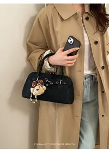 Sac à main femme en cuir noir élégant coquillage rétro sac porté épaule avec charmant ours.