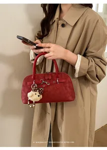 Élégant sac à main d'inspiration rétro pour femmes, sac bandoulière vintage avec pendentif.