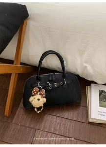 Sac à main coquillage rétro noir pour femme, élégant sac bandoulière en cuir avec pendentif.