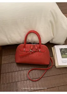 Sac à main coquillage rétro rouge minimaliste avec bandoulière, sac bandoulière chic pour femme.