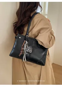 Black PU leather shoulder bag for women, large capacity retro commuter tote bag stylish.