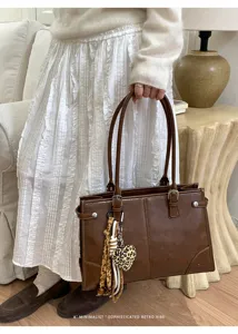 Retro large capacity women shoulder bag, stylish PU leather commuting tote bag for daily wear.