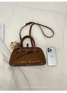Sac à main coquillage marron vintage avec pendentif ours et bandoulière pour femmes.