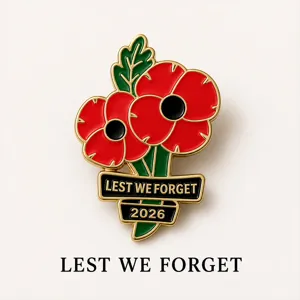 Primer plano del broche de esmalte de amapola roja con detalles de Lest We Forget 2026.