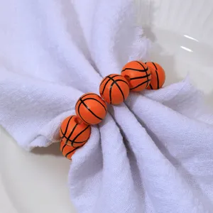 Rond de serviette en perles de bois ballon de basket, déco de table sportive détail.