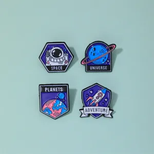 Schönes Weltall Emaille Anstecknadel Set mit Astronaut, Planet und Rakete Abzeichen.