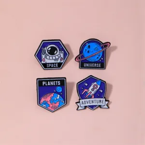 Detailansicht des Space-Thema Emaillierte Metall Brosche Pins Sets, mit Astronaut und Rakete.