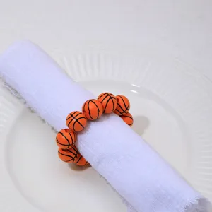Rond de serviette en perles de bois ballon de basket avec serviette blanche.