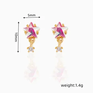 Primer plano detallado de pendientes de estrella rosa con colgantes de circonita brillante.