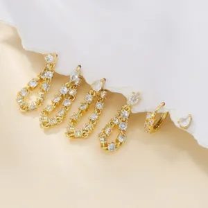 Vergoldetes Zirkon Quaste Ohrring Set mit glitzernden Kristall Tropfen und runden Zirkonia Steinen.