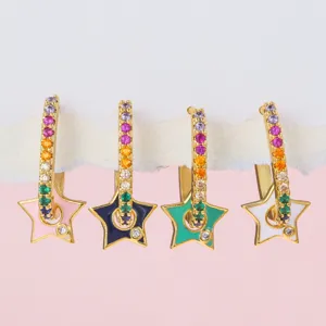 Gros plan détaillé de boucles d'oreilles créoles étoiles colorées avec zircones arc-en-ciel.