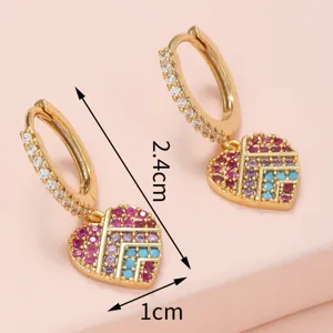 Élégantes boucles d'oreilles créoles en cuivre plaqué or 18k avec pendentif cœur zircon.