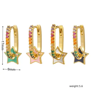 Boucles d'oreilles créoles dorées avec zircons colorés et pendentifs étoile émail détail.