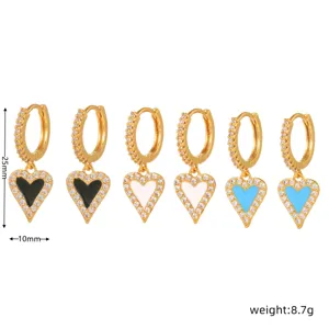 Ensemble de boucles d'oreilles créoles cœur en zircone dorée avec styles noir blanc et turquoise.