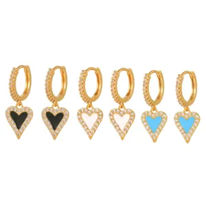 Boucles d'oreilles créoles cœur en zircone plaquées or avec pendentifs émaillés colorés.