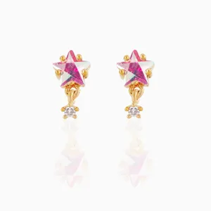 Primer plano detallado de pendientes de circonita estrella rosa con colgante cristal.