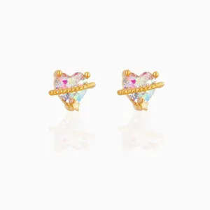 Primer plano detallado de dulces pendientes de circonita de colores con diseño de estrella.