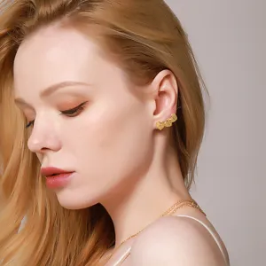Detail van hartvormige letter zirkonia oorknopjes, elegante vergulde sieradenstijl voor dames.