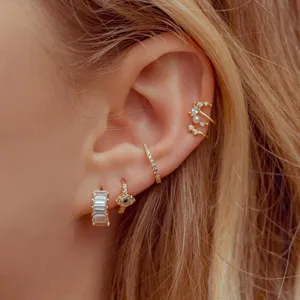 Boucles d'oreilles et menottes d'oreille en zircone cubique dorée, design minimaliste et chic.