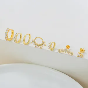Vue détaillée du set de boucles d'oreilles en cuivre doré et zirconiums, style élégant.