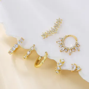 Set de piercings et ear cuffs plaqués or ornés de zircones étincelantes et de motifs floraux.
