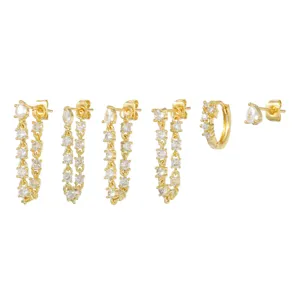 Detailaufnahme des eleganten vergoldeten Zirkonia Ketten Quasten Ohrring Sets für stilvolle Frauen.