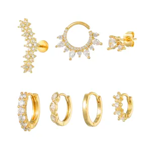 Gros plan de détail sur le set de boucles d'oreilles créoles et puces en zircone.