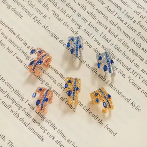 Modische Messing geformte Ohrklemmen mit blauen Zirkonia Steinen, elegante Ohrringe für Damen.